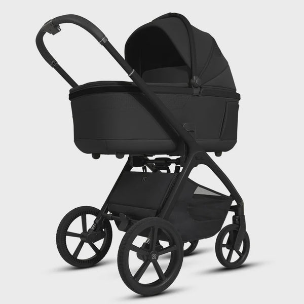Silvercross Cove Onyx with Carrycot - ex display